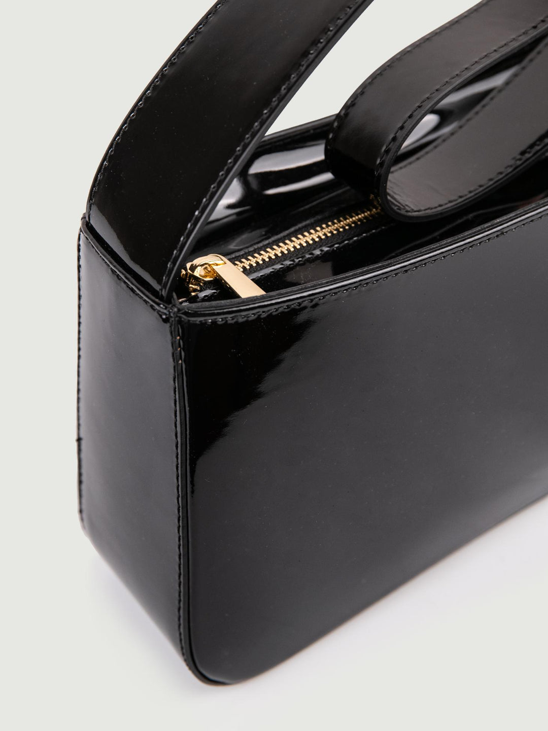 BORSA A SPALLA SEVENTY NERA IN VERNICE