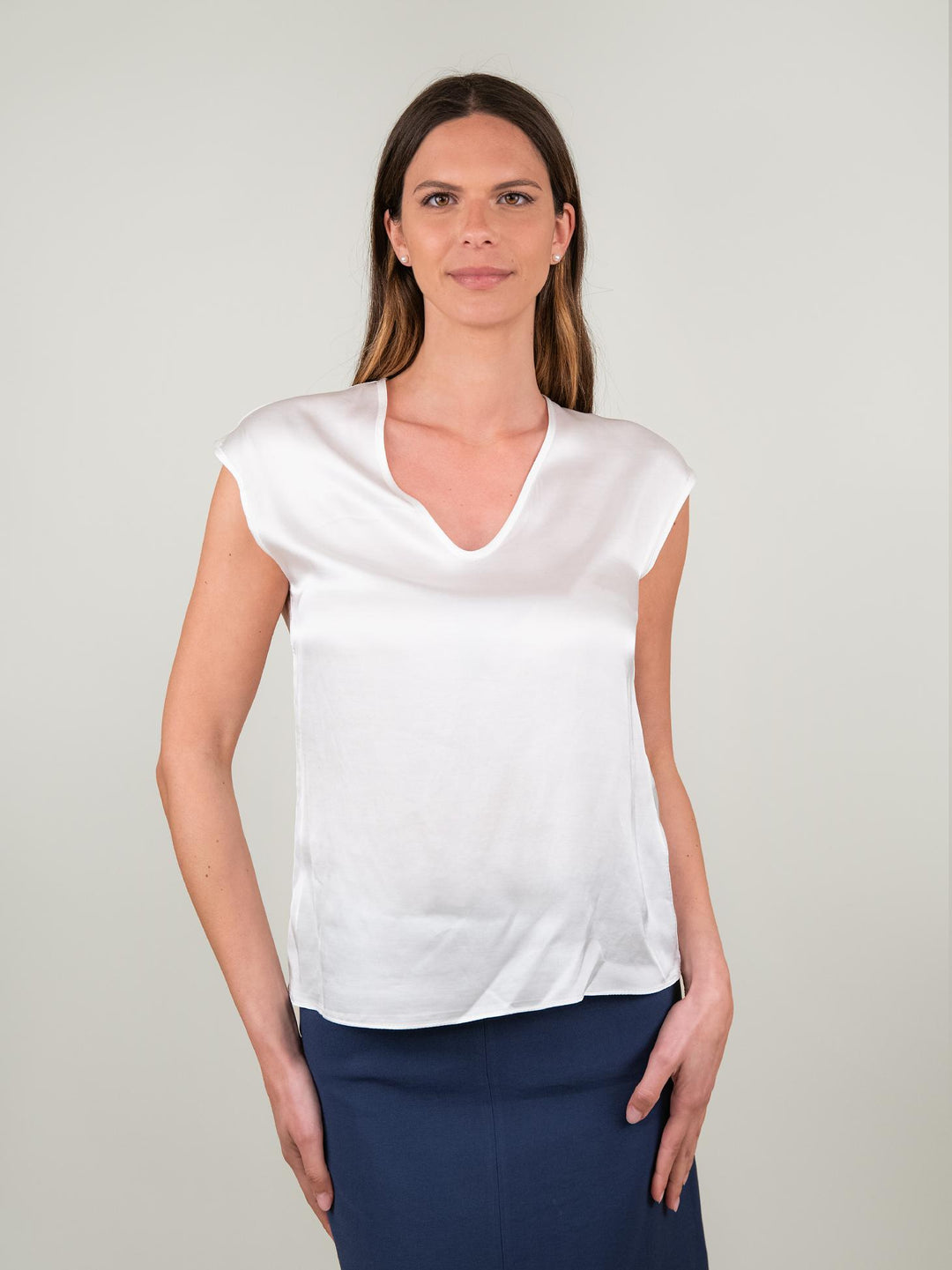 BLUSA CON SCOLLO A V E MANICA CORTA IN RASO BIANCA M9827 BIANCO ANDREA MORANDO 
