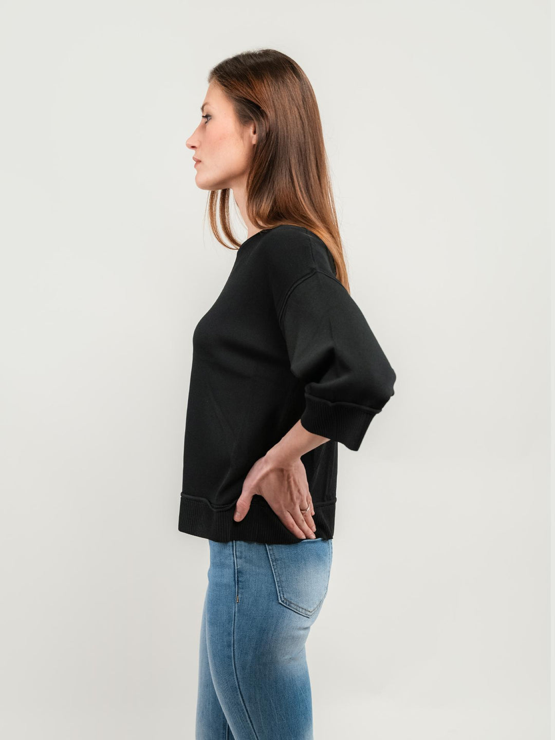 MAGLIA NERA CON MANICA A 3/4