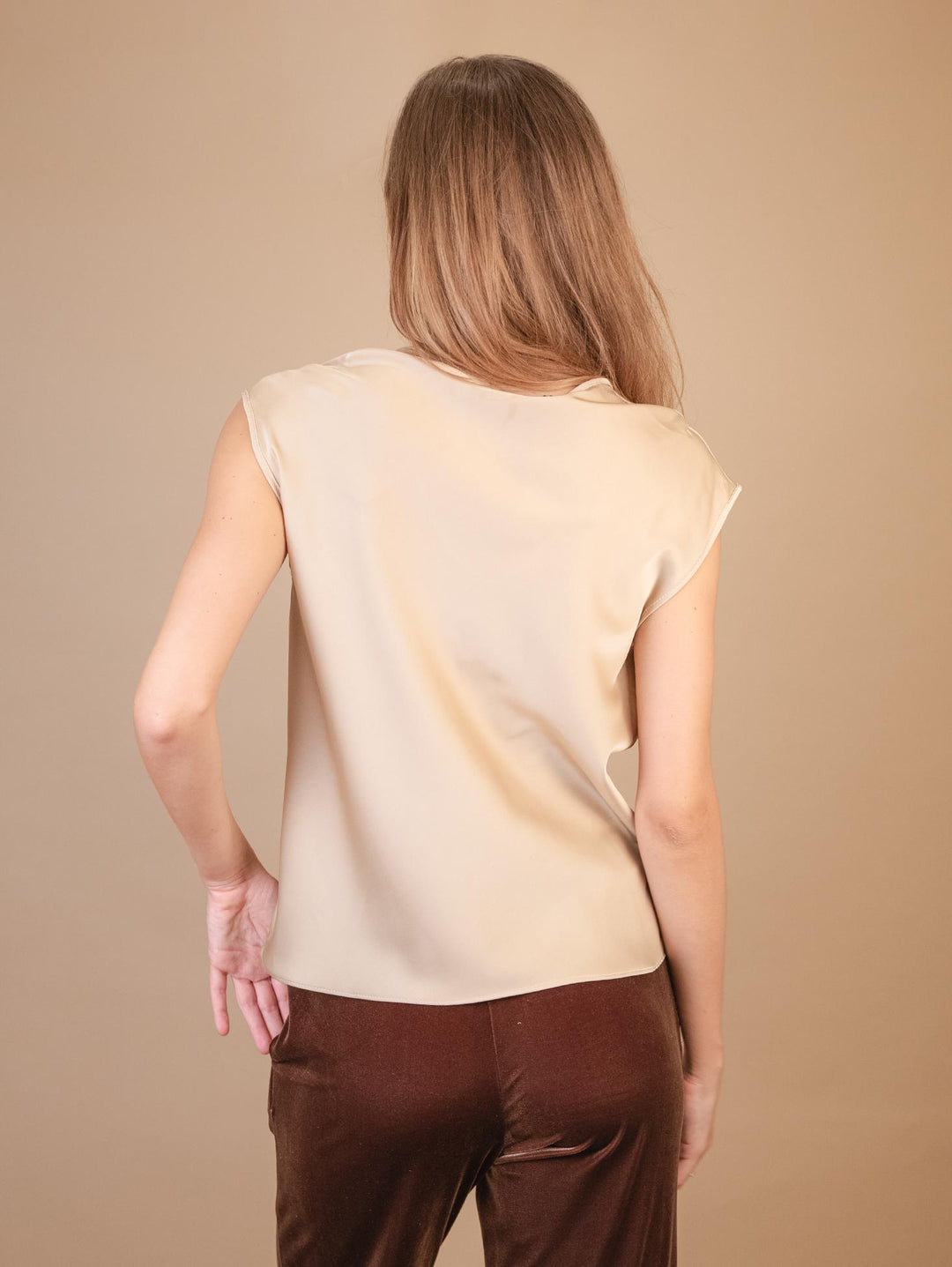BLUSA CON SCOLLO A V E MANICA CORTA IN RASO BEIGE M9827 BEIGE ANDREA MORANDO 