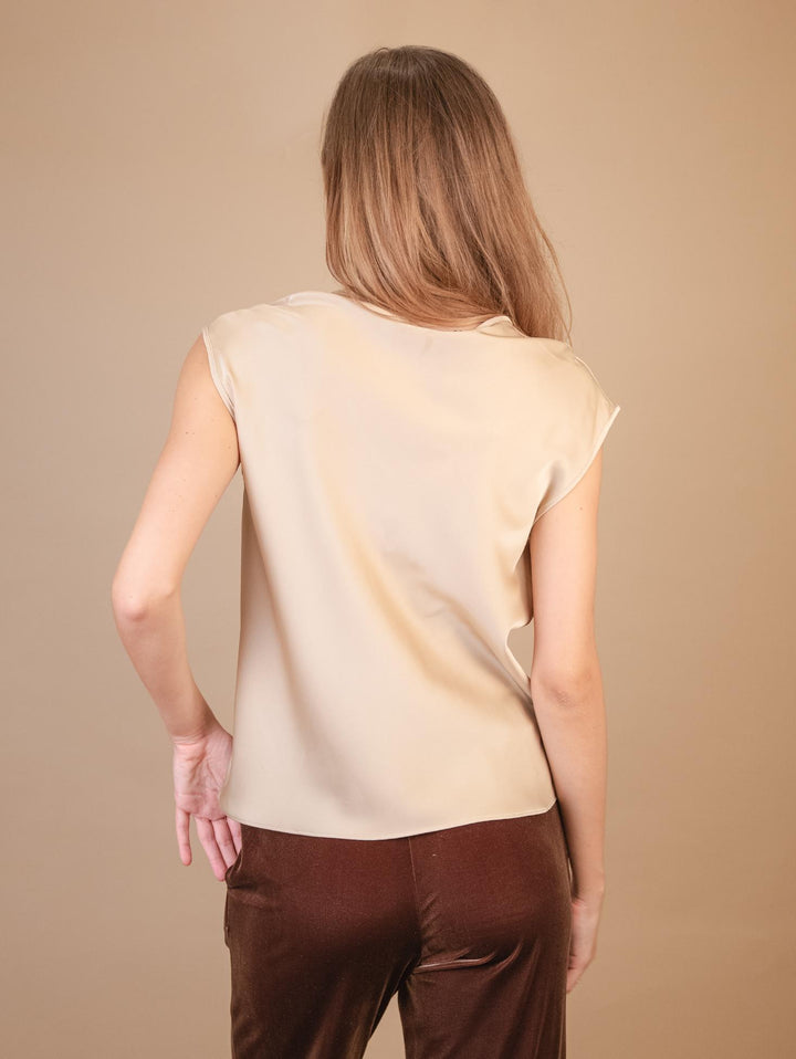 BLUSA CON SCOLLO A V E MANICA CORTA IN RASO BEIGE M9827 BEIGE ANDREA MORANDO 