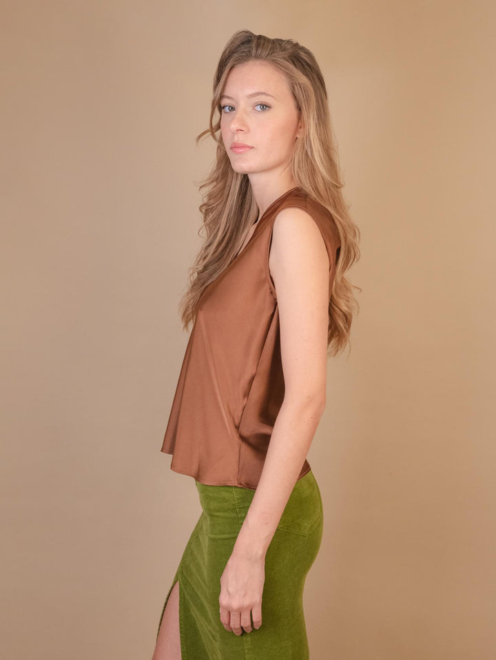 BLUSA CON SCOLLO A V E MANICA CORTA IN RASO MARRONE M9827 CIOCCOLATO ANDREA MORANDO 