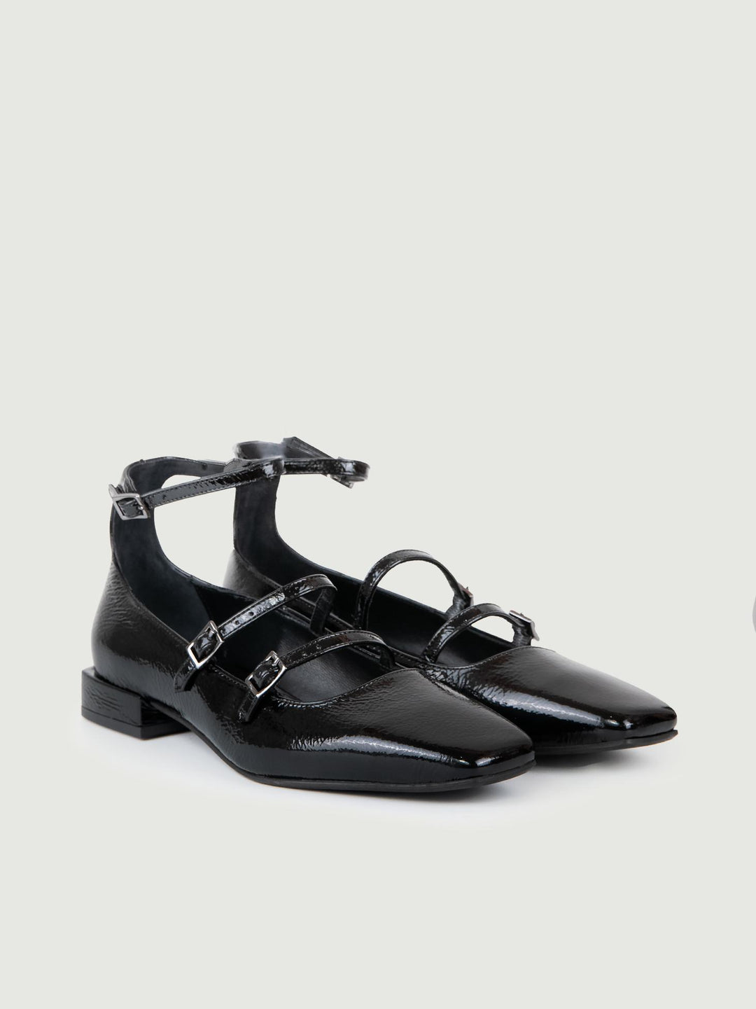 BALLERINA IN VERNICE NERA CON CINTURINI