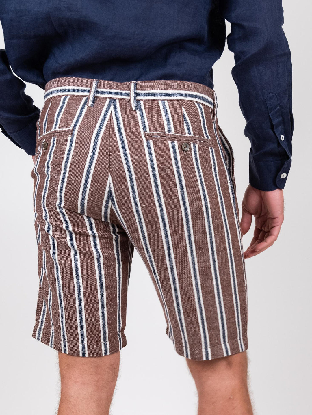 Bermuda in lino e cotone a righe marrone blu