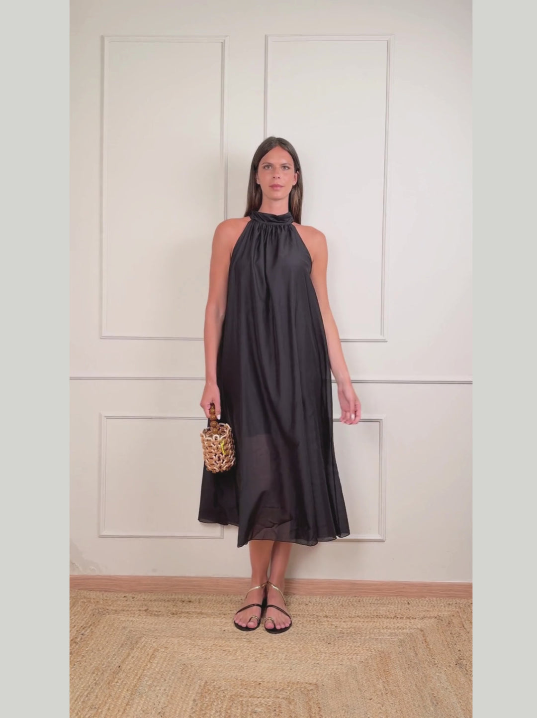 ABITO LUNGO CON SCOLLO HALTER NERO