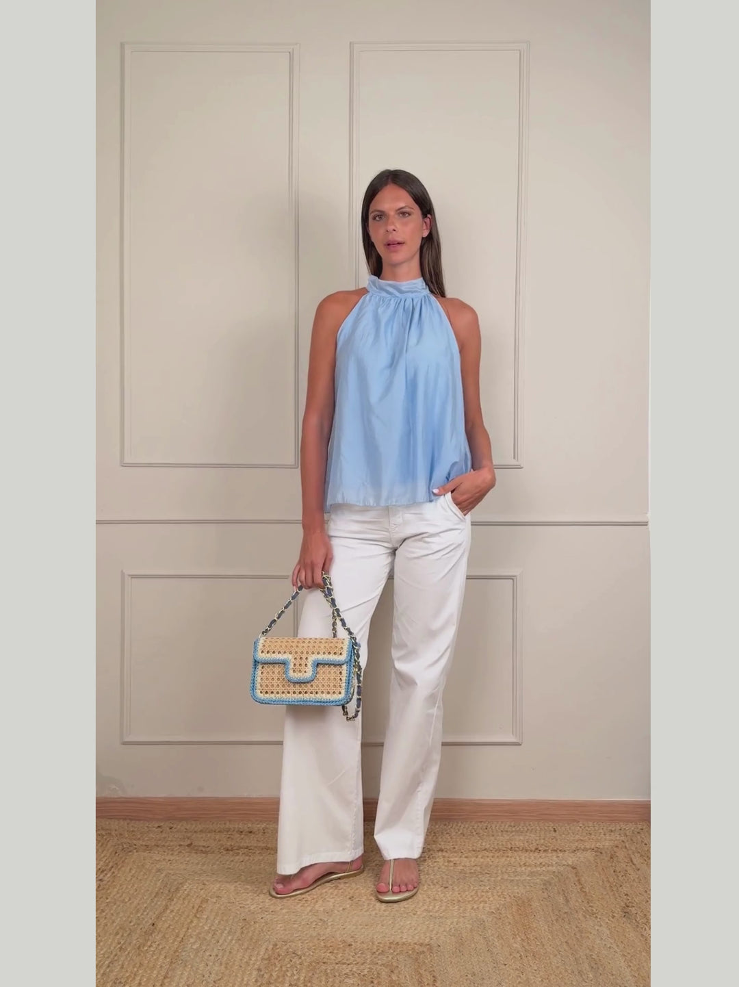 TOP CON SCOLLO HALTER AZZURRO