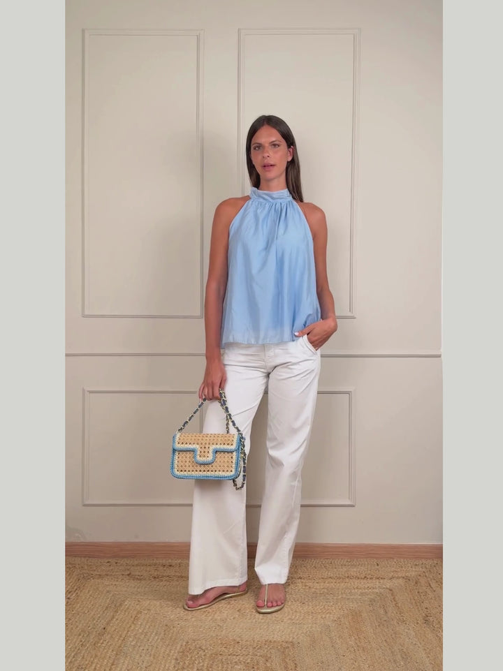 TOP CON SCOLLO HALTER AZZURRO